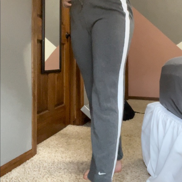 ⚡️VINTAGE NIKE SWEATPANTS⚡️ - Picture 2 of 5